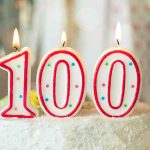 Candles shaped as 100 on a cake.