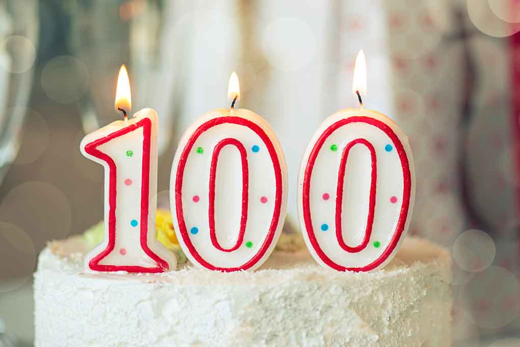 Candles shaped as 100 on a cake.
