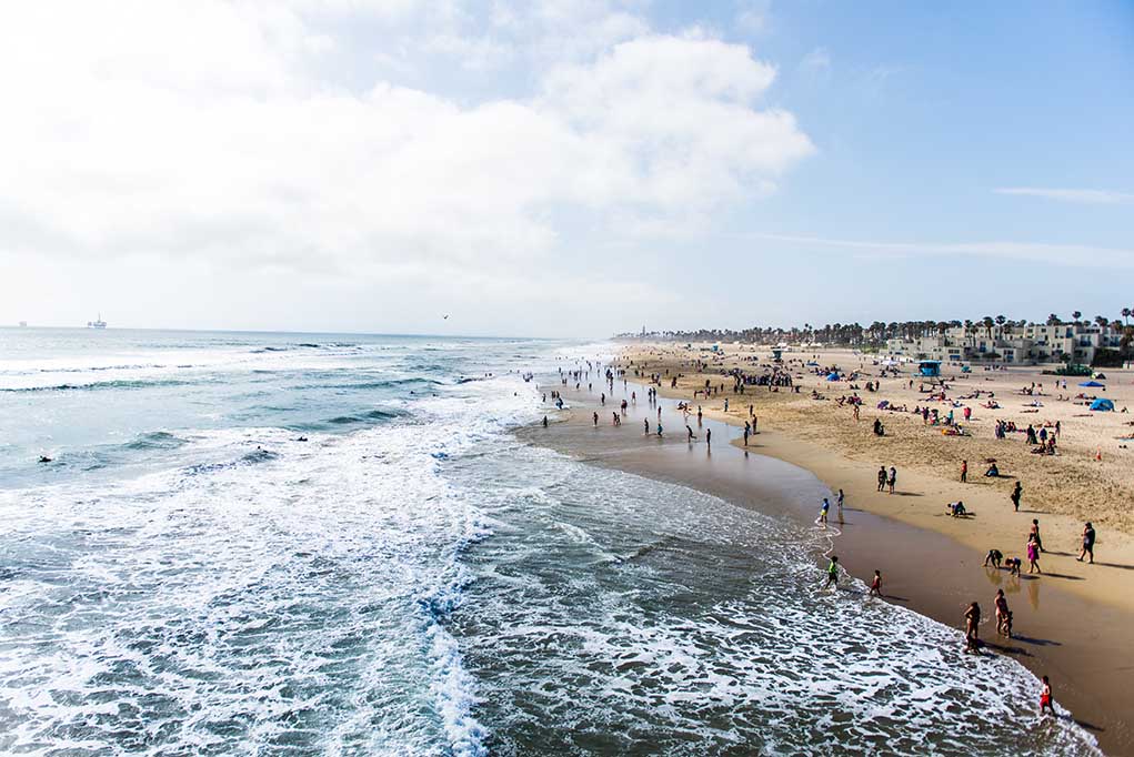 697274677 featured image Crowded beach with waves and people enjoying sun
