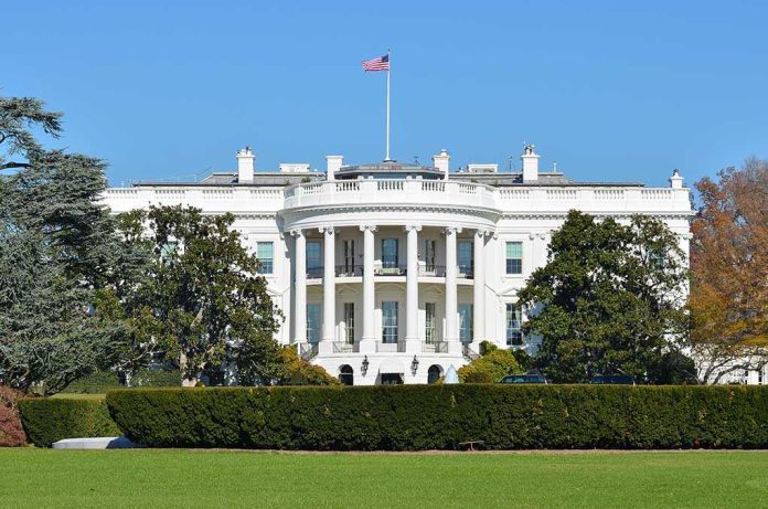 shutterstock_119809810 The White House with the American flag flying in front