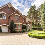 Monster Sinkhole Traps Malibu Mansions Red brick house with circular driveway and fountain