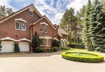 Monster Sinkhole Traps Malibu Mansions Red brick house with circular driveway and fountain