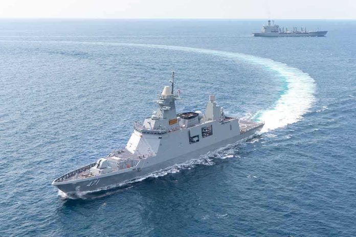 shutterstock_1387024358 naval warship making a sharp turn at sea