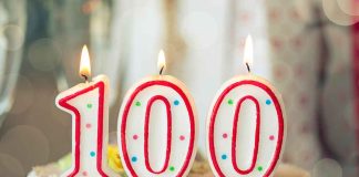 Candles shaped as 100 on a cake.